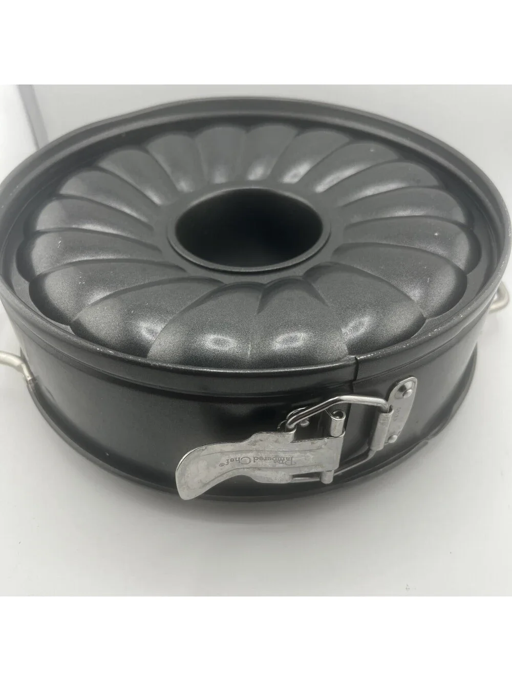 The Pampered Chef 9.5 Inch Nonstick Springform  Bundt Pan Complete PA Scallopped